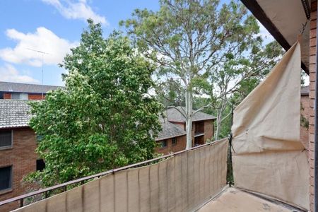 Conveniently Located Modern Apartment - Photo 5