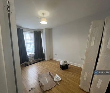 4 bedroom end of terrace house to rent - Photo 1