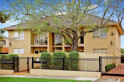 LIGHT AND BRIGHT 2 BEDROOM APARTMENT WITH COURTYARD GARDEN! - Photo 1