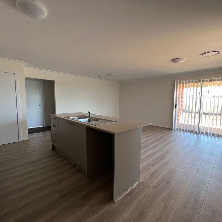 C21 Central West - 6862 1265 - Photo 1