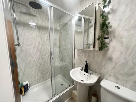 2 bedroom Flat To Let - Photo 3