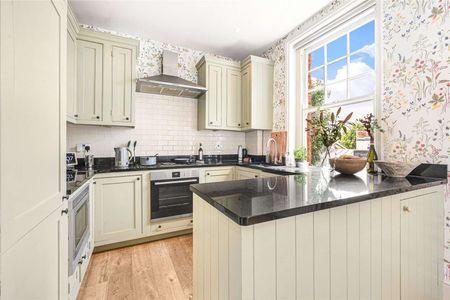 *3D Virtual Tour Available* A lovely two bedroom apartment situated on the second floor of this attractive Edwardian mansion block. - Photo 2