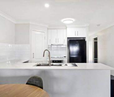 Modern 3-Bedroom, 2-Bath Home with Open-Plan Living & Private Court... - Photo 2