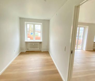 Rummelig 3-værelses lejlighed i Vejgaard med altan - Foto 4