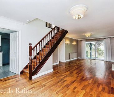 4 bedroom detached house to rent - Photo 2