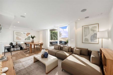 Newly refurbished three bedroom apartment - Photo 4