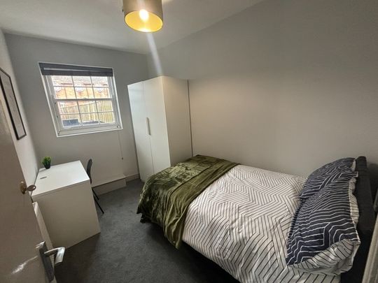 8 Bed Student Accommodation - Photo 1