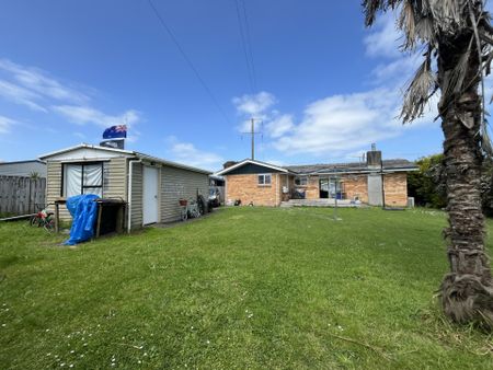 Three Bedroom Family Home - Photo 3