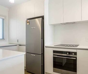 Modern 2 Bedroom Apartment - Photo 3