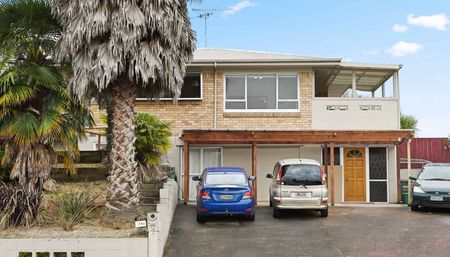 Spacious Family Home in Prime Hamilton Location - Photo 3