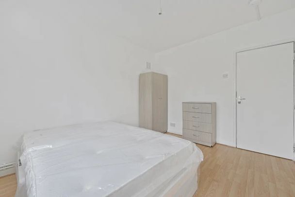 3 bedroom flat in Queensbridge Road - Photo 1