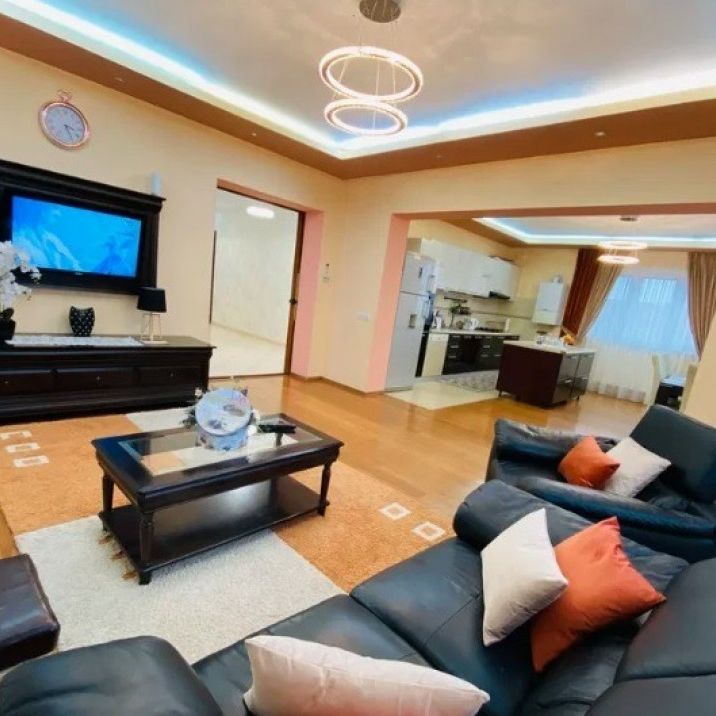 INCHIRIEZ apartament 4 camere elegant si spatios ,zona Turnisor - Photo 1