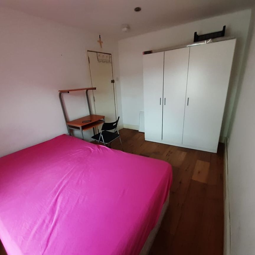 Room in a Shared House, Albert Square, E15 - Photo 1