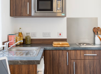 1 bedroom in a flat share to rent - Photo 3