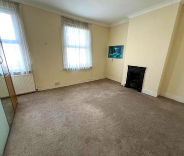 4 bedroom semi-detached house to rent - Photo 3