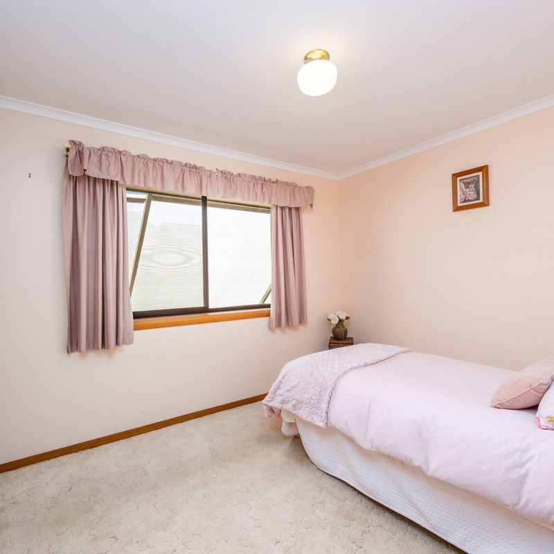 5 BEDROOM HOME IN MOOROOPNA!!! - Photo 1