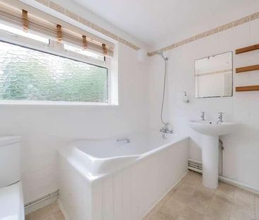 Lightwater, Surrey, GU18 - Photo 3