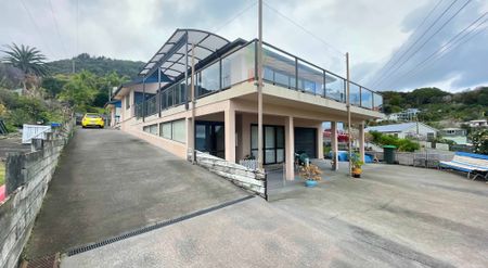 Stunning 4-Bedroom, 2 Bathroom Home with Sea Views - Whangarei Heads Road - Photo 4