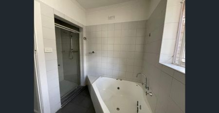 2 Bedroom apartment in the Heart of St Kilda w parking and fitness centre - Photo 5