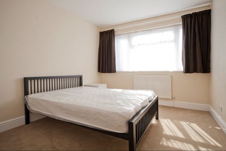 Room in a Shared House, Mulberry Way, IG6 - Photo 2
