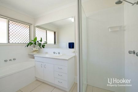 4 BEDROOM HOME WITH IN GROUND POOL - Photo 3