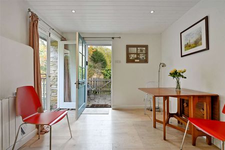 Superb two bedroom ground floor flat in Burford. 2ND HOME OR CORPORATE LET ONLY - Photo 3