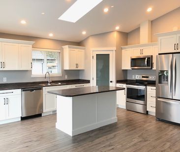 Beautiful Executive 4 Bedroom Home – Ladysmith TENANT PENDING - Photo 2