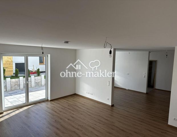 Neuwertige Doppelhaushälfte mit kleinem Garten - Foto 1