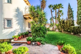 Chalet Vacacional con la piscina privada en La Zenia