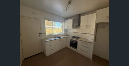 Charming 2-Bedroom Unit with Balcony & Courtyard – Railway Avenue, Altona North - Photo 5