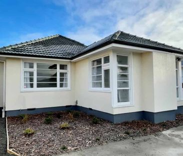 **4 Bedroom and 1x Bathroom House** - Photo 3