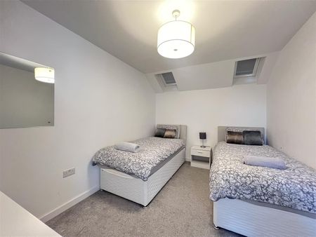 5 Bedroom House - Photo 5