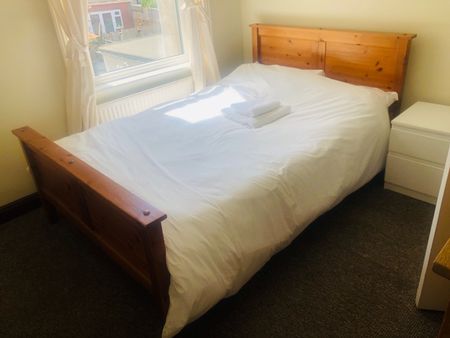 5 Bed Terraced House, Milton Road, SO15 - Photo 4