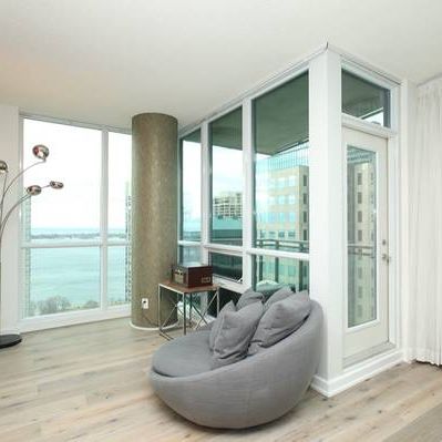 Beautiful 2 Bed, 2 Bath with Balcony and Gorgeous Upscale Decor - Photo 1