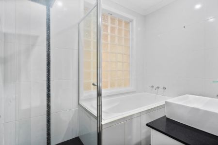 Spacious Family Home in a Prime Port Kembla Location - Photo 5