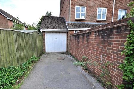 Crosby Way, Farnham, Surrey, GU9 - Photo 4