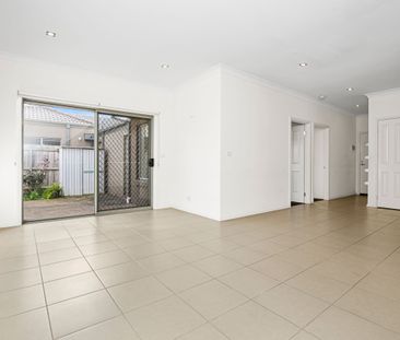 Spacious 2-Bedroom Unit with Courtyard and Modern Amenities - Photo 5
