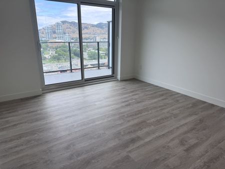 Luxury 3 Bed + Den Condo at Water Street by the Park - Photo 3