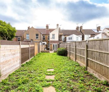 2 bedroom end of terrace house to rent - Photo 5