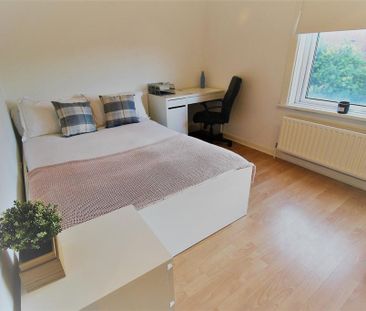 3 bedroom flat to rent - Photo 4