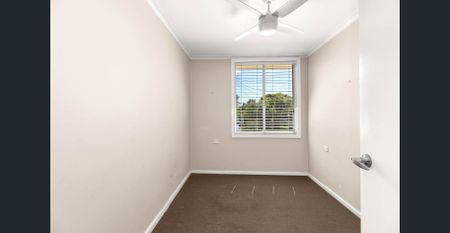 Classic charm, fresh interiors, and a backyard made for living - Photo 2