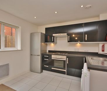 Dudley Place, Stanwell, Staines-upon-Thames, Surrey, TW19 7BG - Photo 4