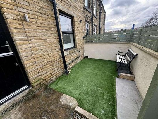 Platt Square, Cleckheaton, BD19 - Photo 1