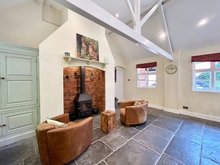 5 bedroom semi-detached house to rent - Photo 4