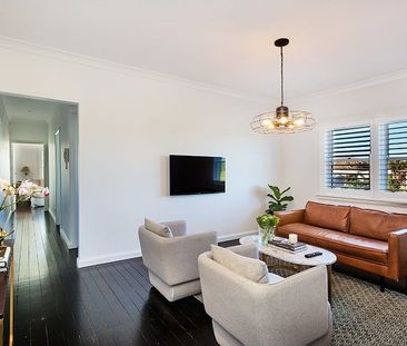 Modern Art Deco Apartment In A Cosmopolitan Harbour Village Setting - Photo 3