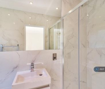 3 bedroom flat to rent - Photo 5