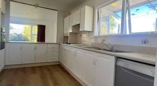 6-Bedroom Home with Swimming Pool for Rent - Photo 1