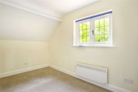 A charming three bedroom cottage in an idyllic location - Photo 2