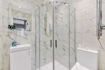 The Hub Studio – Solo Comfort, Shared Style - Photo 5