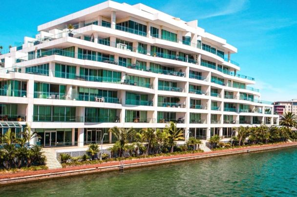 LUXURY 3-BEDROOM APARTMENT, WALKING DISTANCE TO WESTFIELD SHOPPING CENTRE WEST LAKES - Photo 1